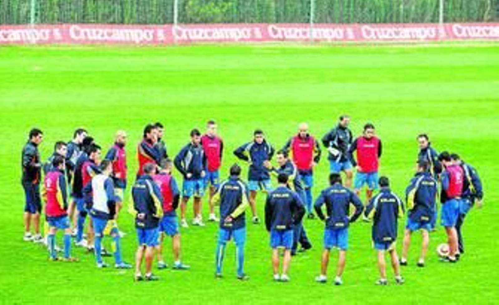 Jose González se dirige a la plantilla en su primer entrenamiento en El Rosal.