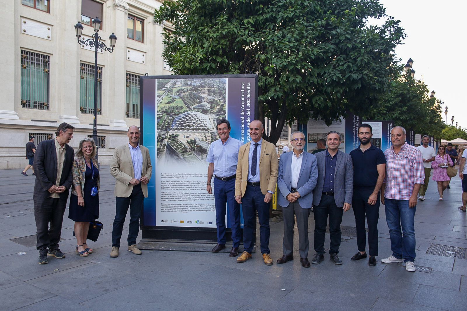 Posado junto al panel del diseño de la nueva sede del Centro JRC en la Cartuja.