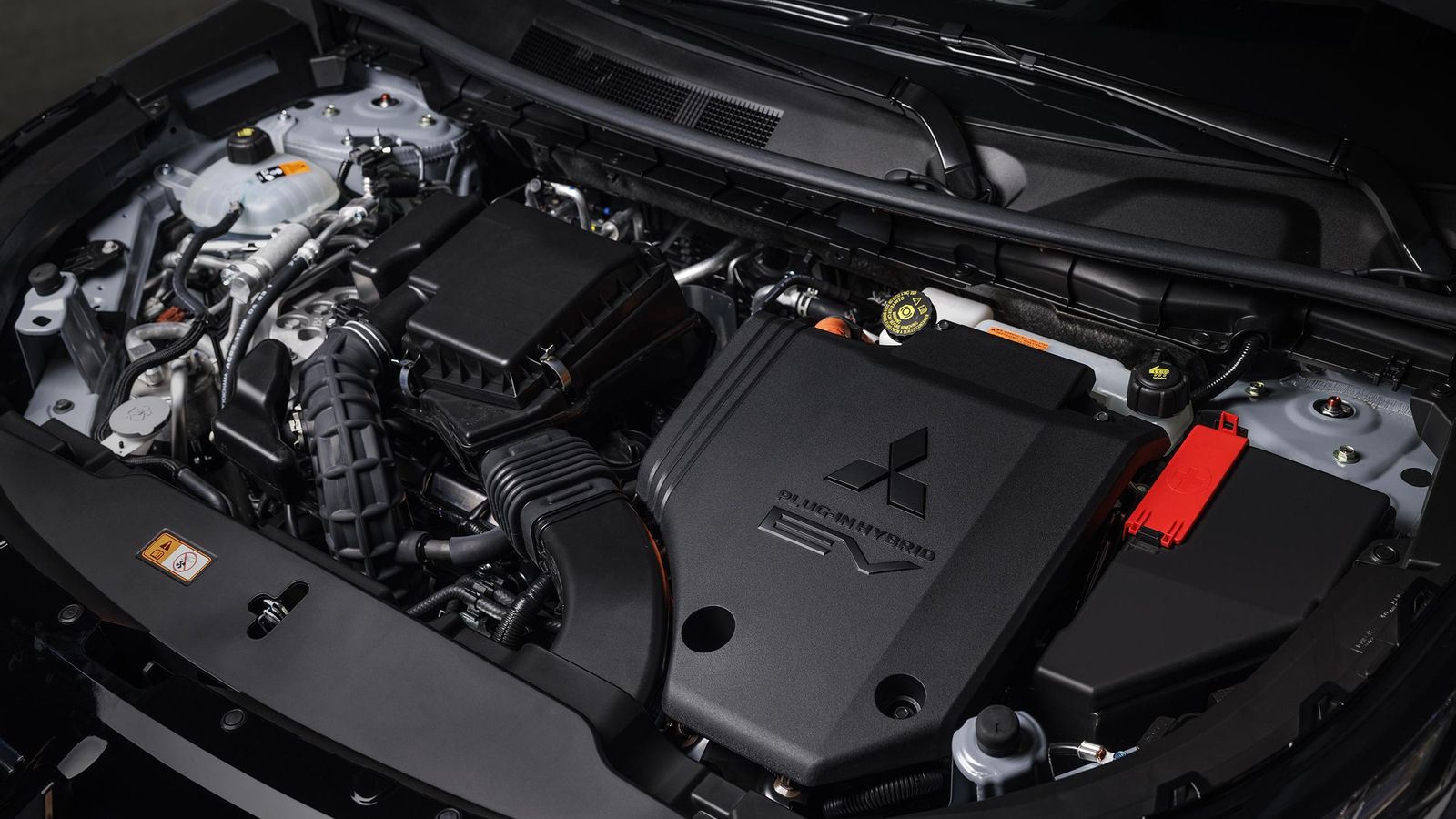 El motor de gasolina de 2,4 litros sirve tanto para mover a este Mitsubishi, como para proceder a la recarga de la batería. El motor de gasolina de 2,4 litros sirve tanto para mover a este Mitsubishi, como para proceder a la recarga de la batería.