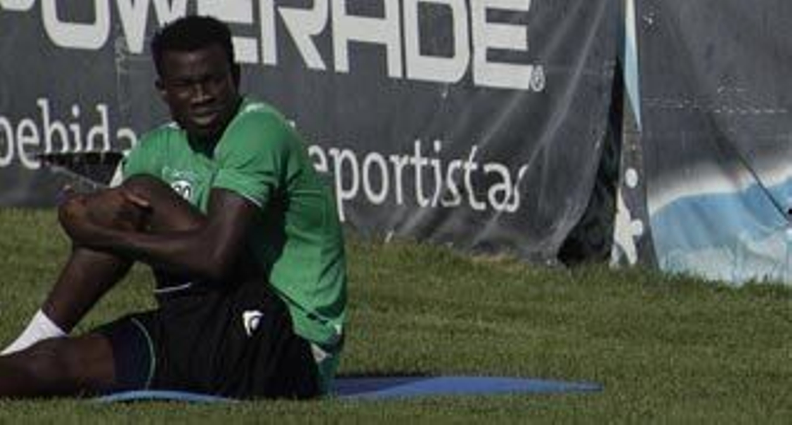 Nosa Igiebor será sometido el viernes a una operación de rodilla