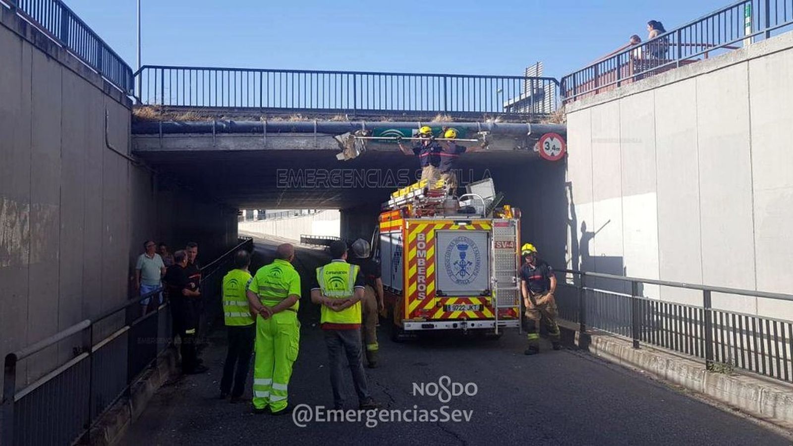Los bomberos inspeccionan el túnel dañado.