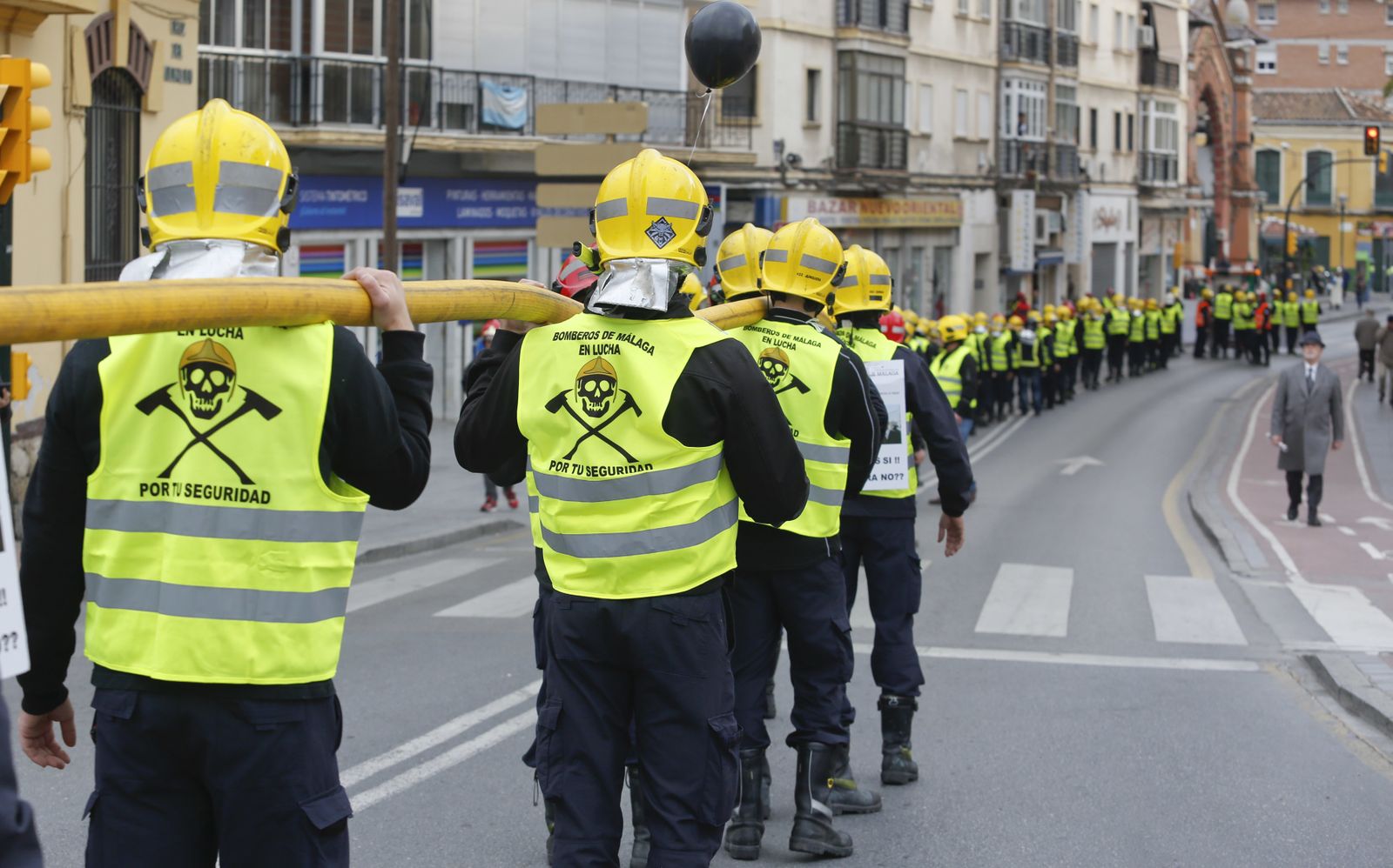 Las imágenes de la 'marcha fúnebre' de los bomberos en Málaga