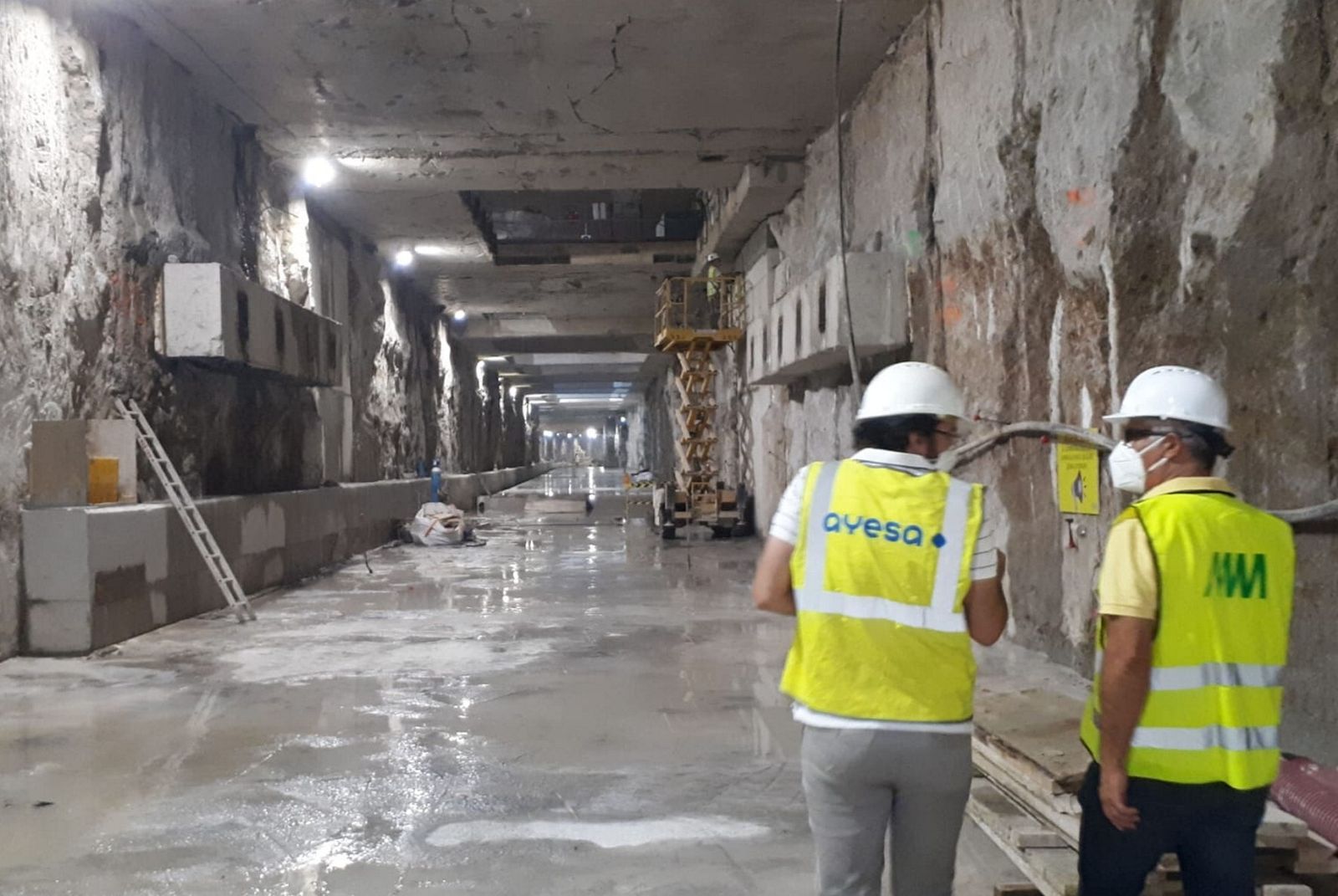 Dos trabajadores en el interior del metro de Málaga.