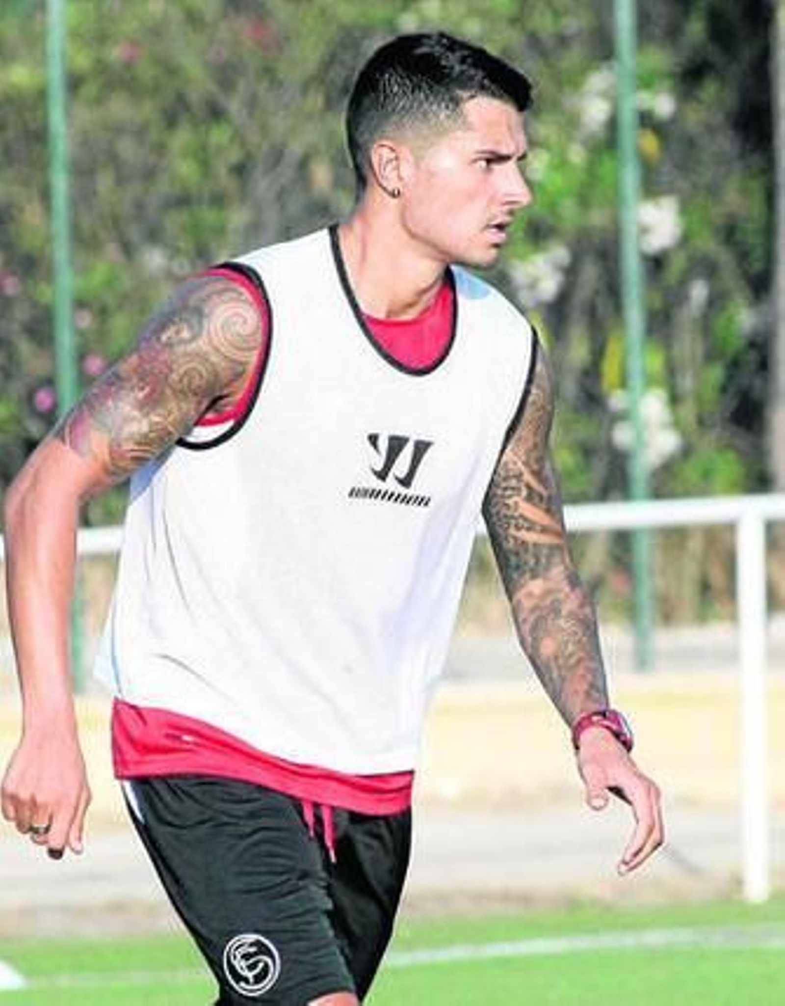 Vitolo se ejercita con la camiseta del Sevilla.