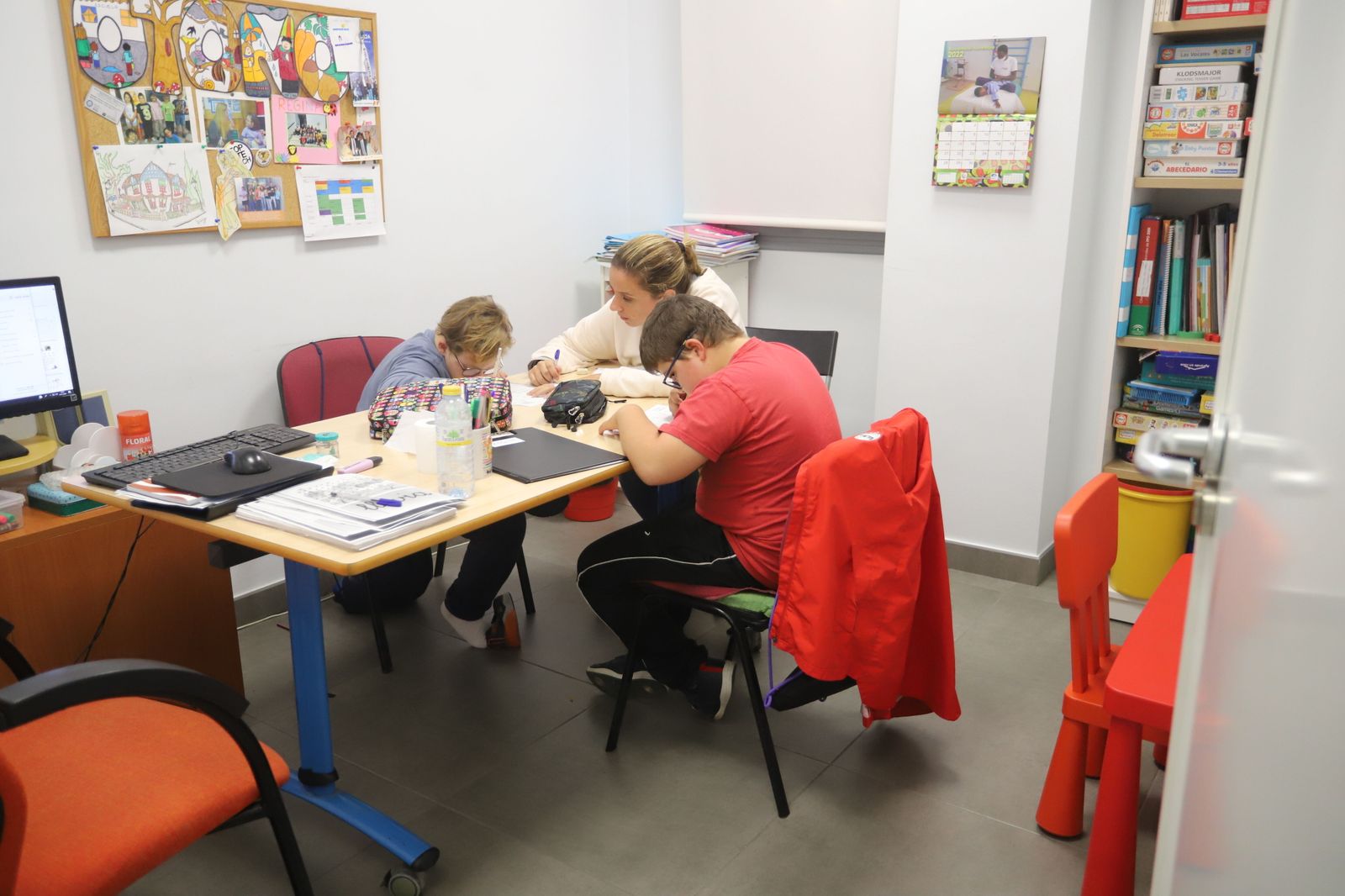 Una especialista atiende a usuarios en la sede de Aones