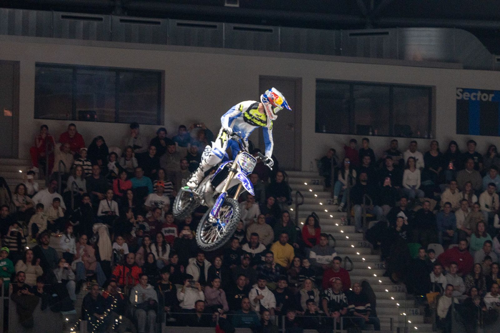 En imágenes: el Olivo Arena vibra con piruetas y motor en estado puro en el Soloflow Freestyle (1)