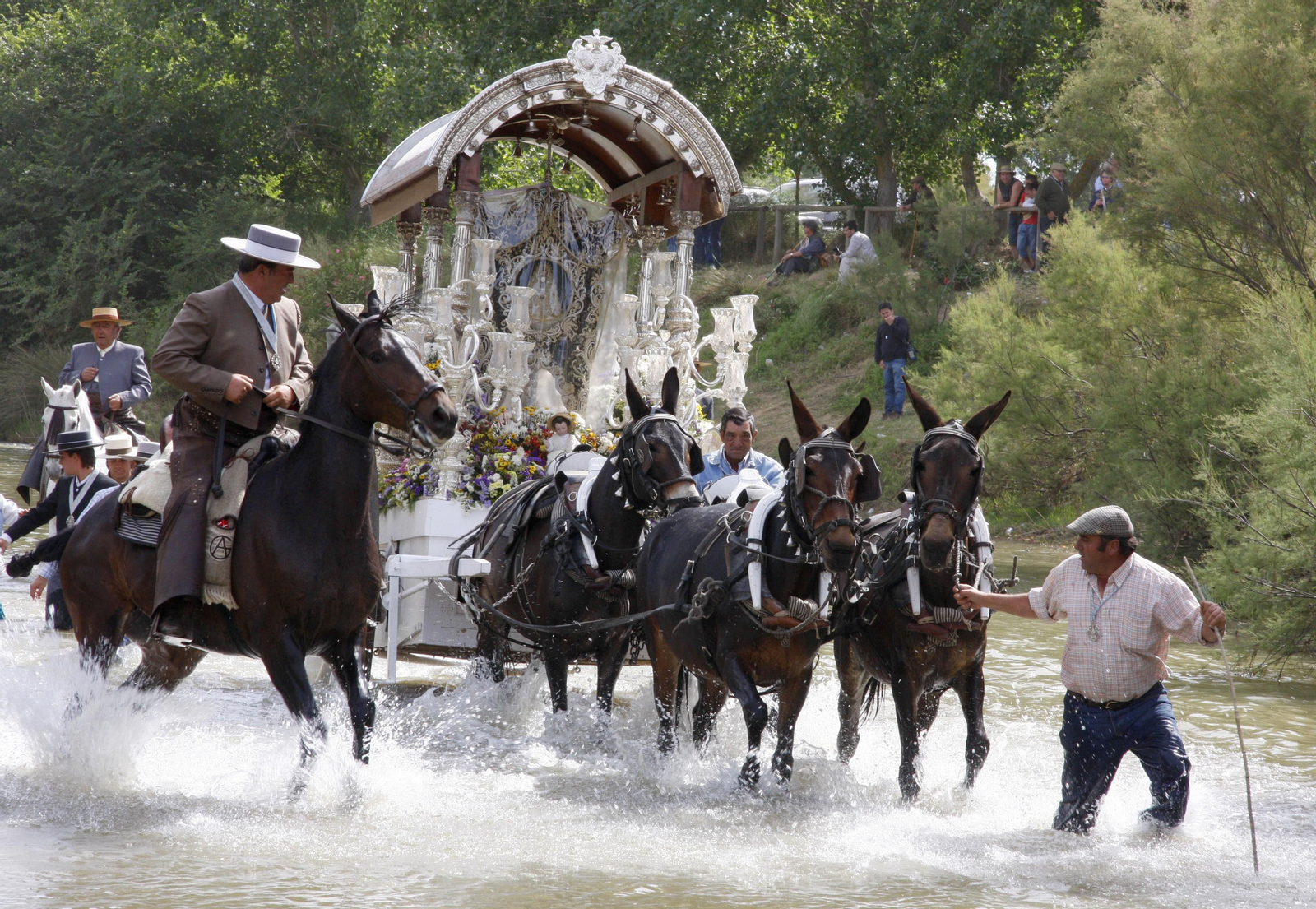 La Hermandad de Osuna por el vado de Quema, que este año no tendrá agua.