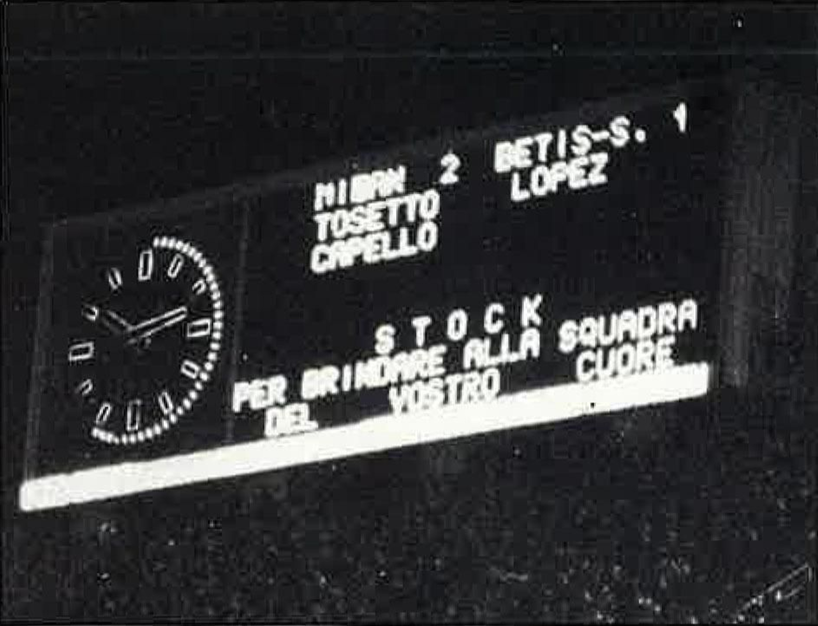 Los futbolistas posan con algún periodista y técnicos del club.