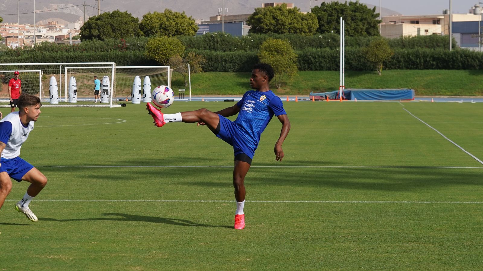 Ramazani controla un balón con la pierna derecha
