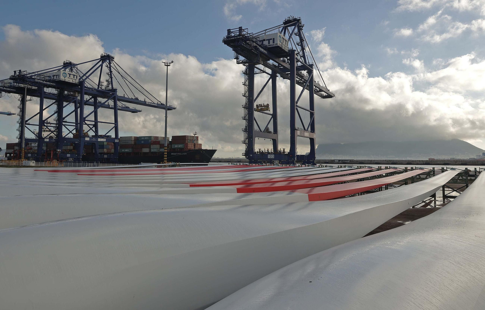 Los aerogeneradores descargados en el muelle de Isla Verde Exterior del Puerto de Algeciras, en imágenes