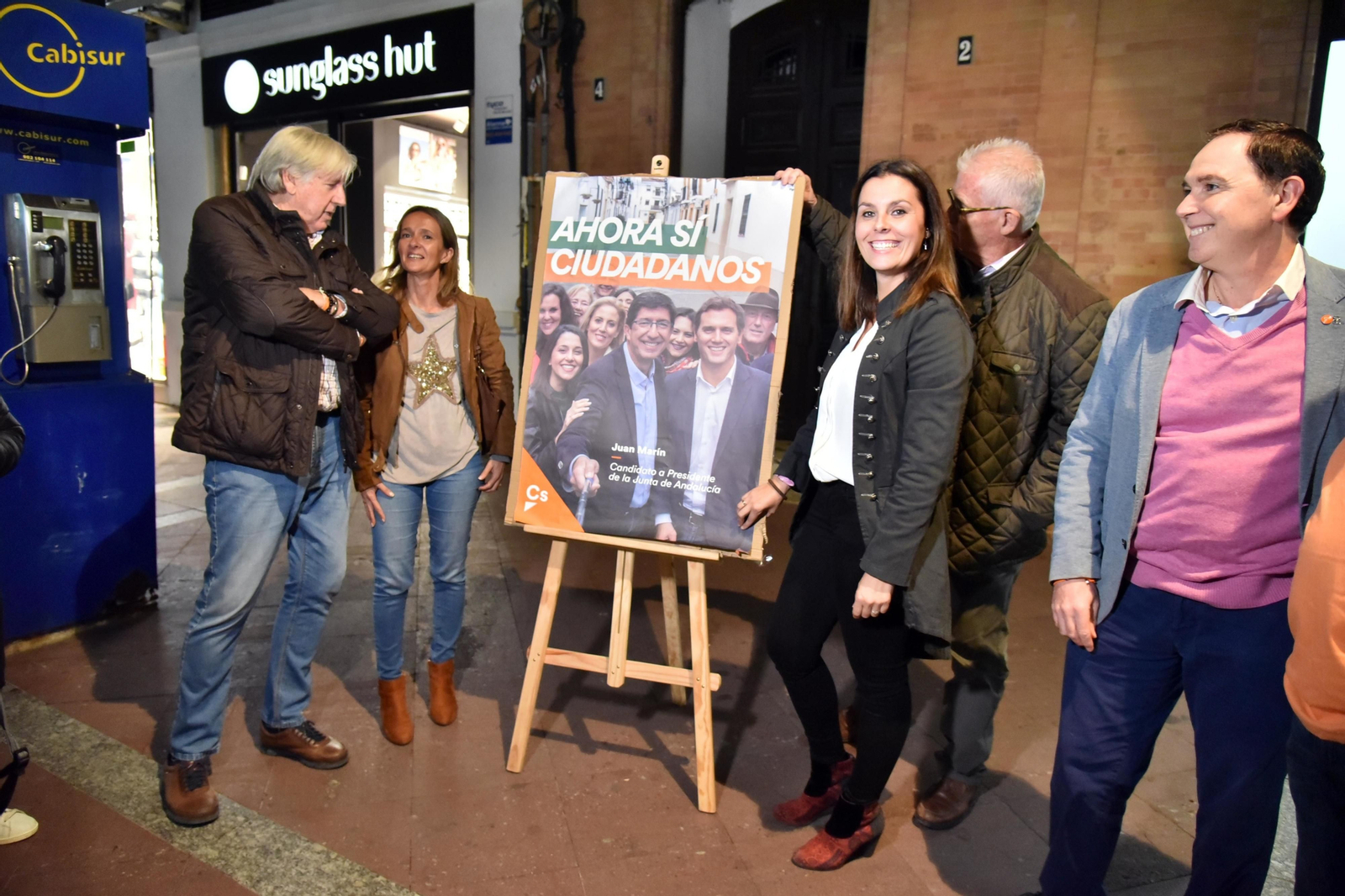 Pegada de carteles en el inicio de la campaña electoral a las elecciones andaluzas