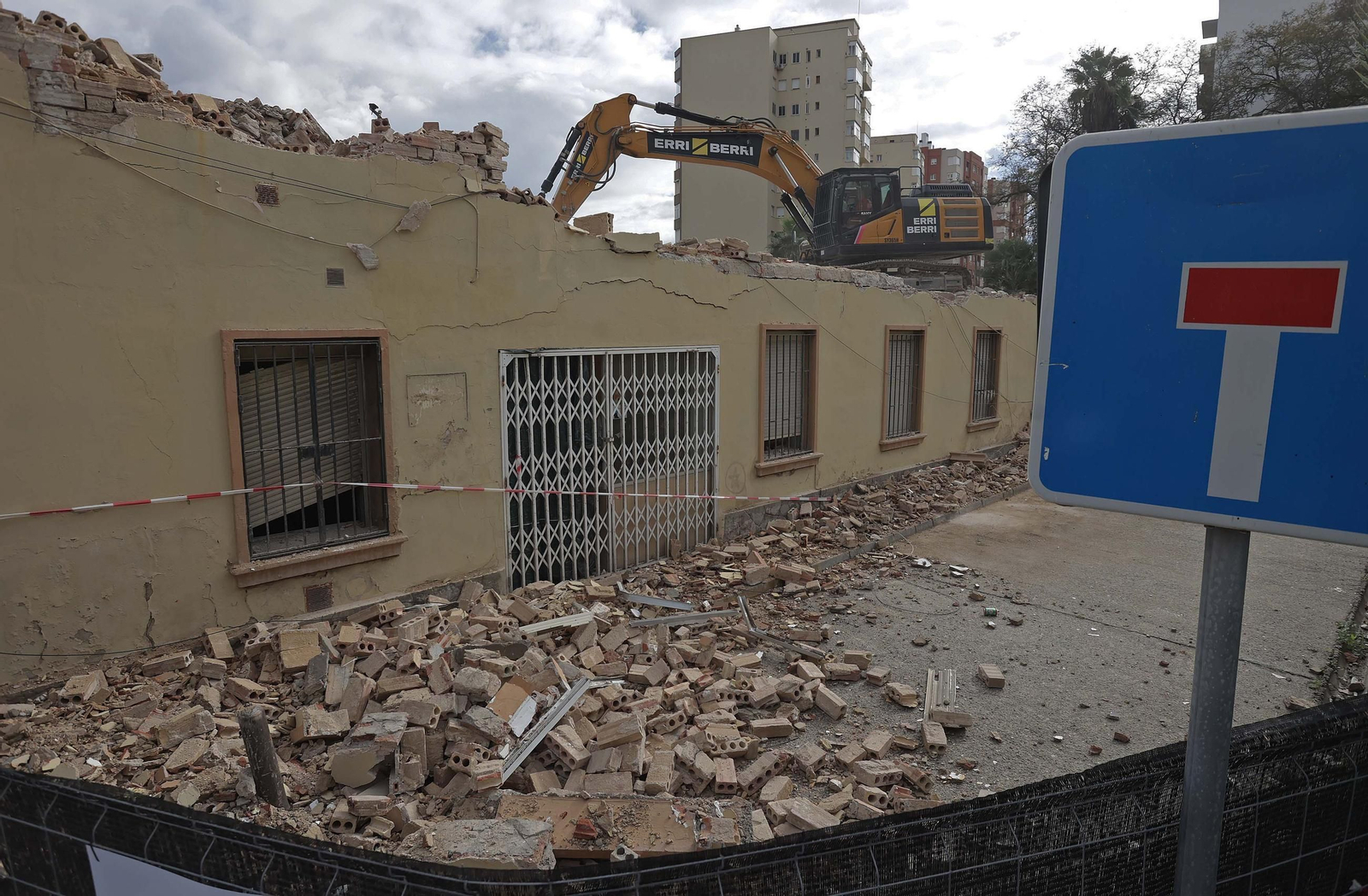 Fotos de los trabajos de demolición de las viviendas militares de la avenida Virgen del Carmen en Algeciras