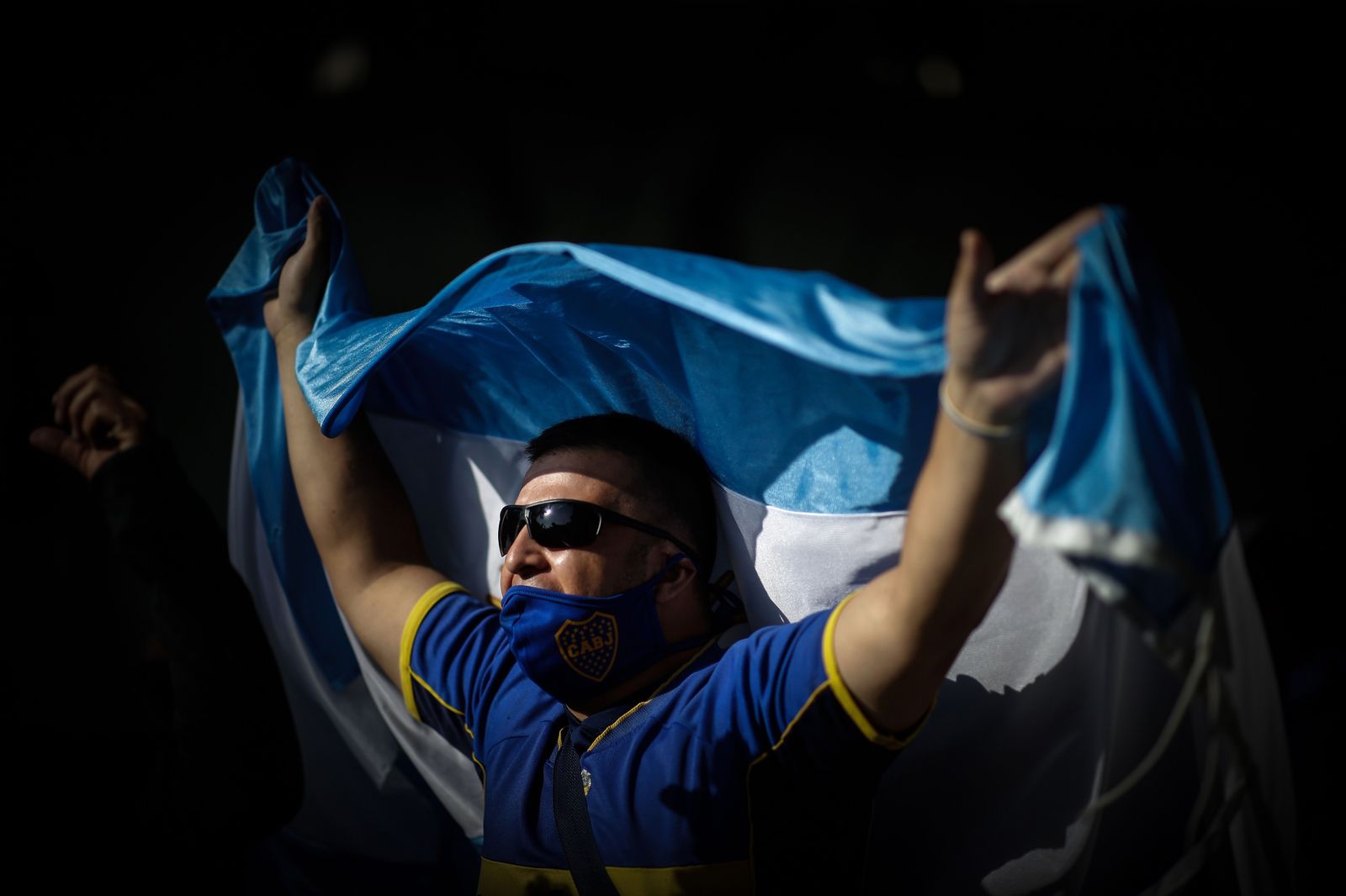 Fotos de los incidentes ante la capilla ardiente de Maradona