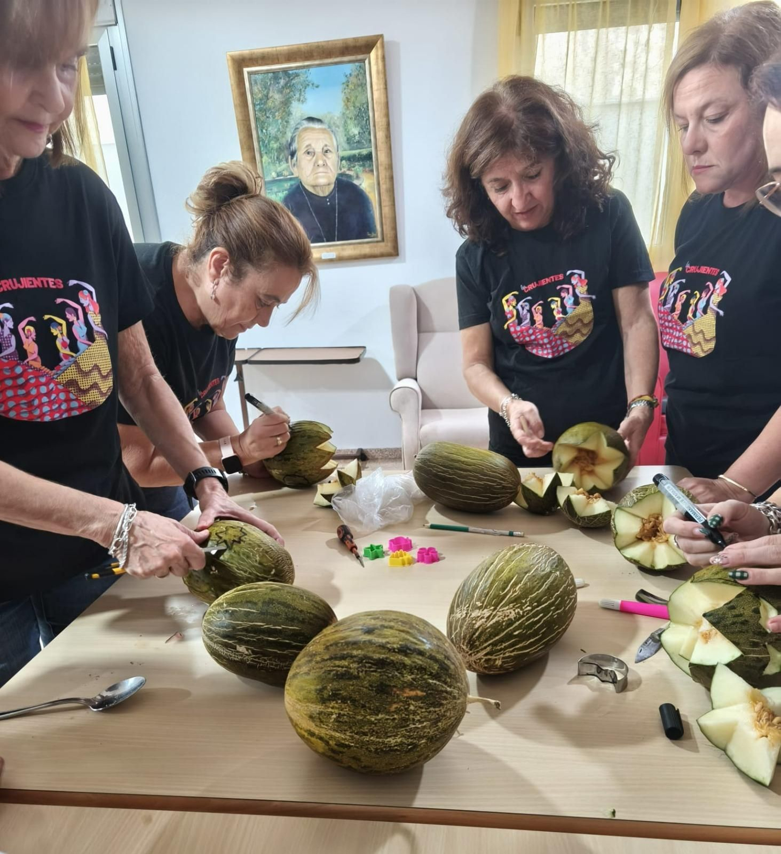 Vecinas de Cañada Rosal preparando los farolillos de melón para Halloween