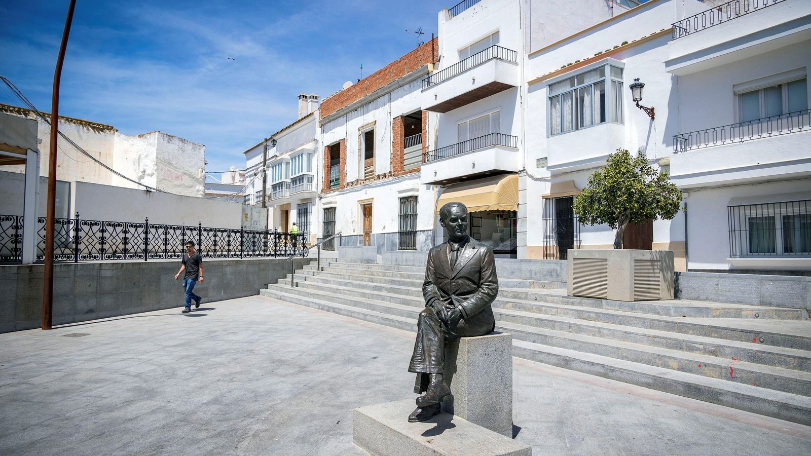 La escultura de Federico García Lorca, en la plaza que lleva su nombre, realizada por el artista trebujenero Augusto Arana.