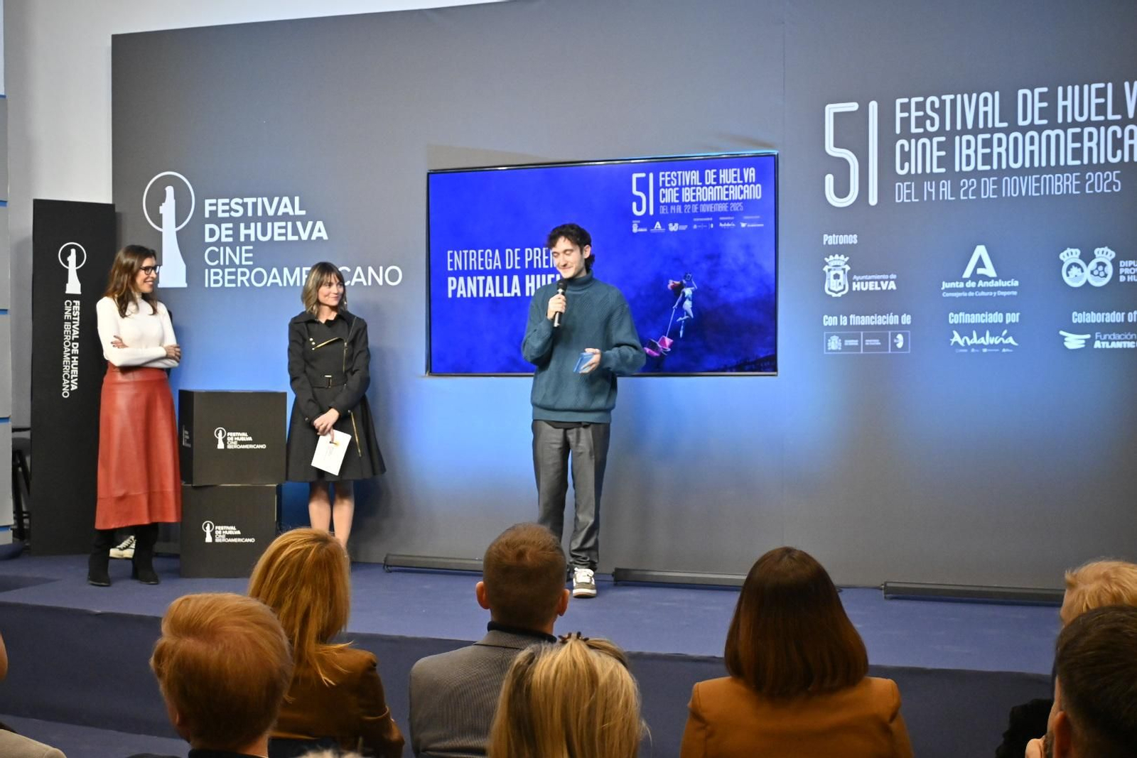 Imágenes de la entrega de los premios a los cortometrajes ganadores de la Sección Pantalla Huelva