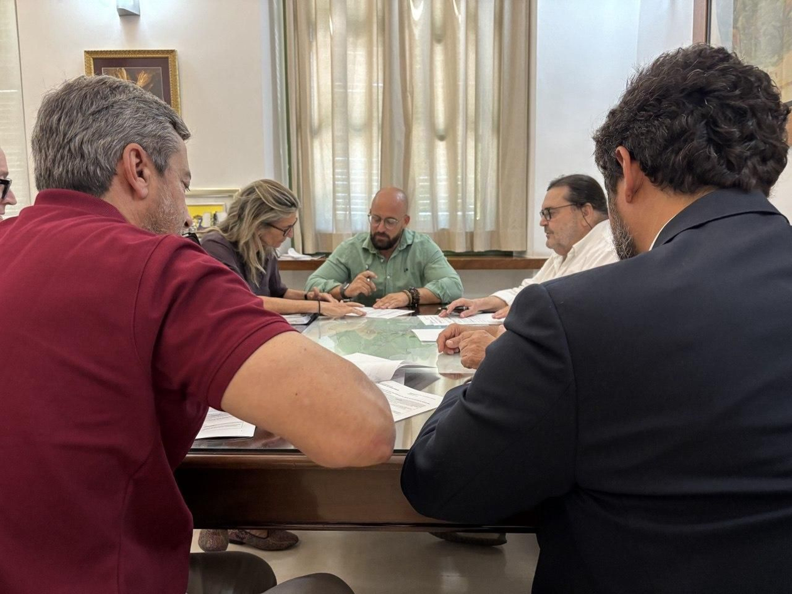 El alcalde y Danuxia Enciso, con el arquitecto Fustegueras y otos técnicos.