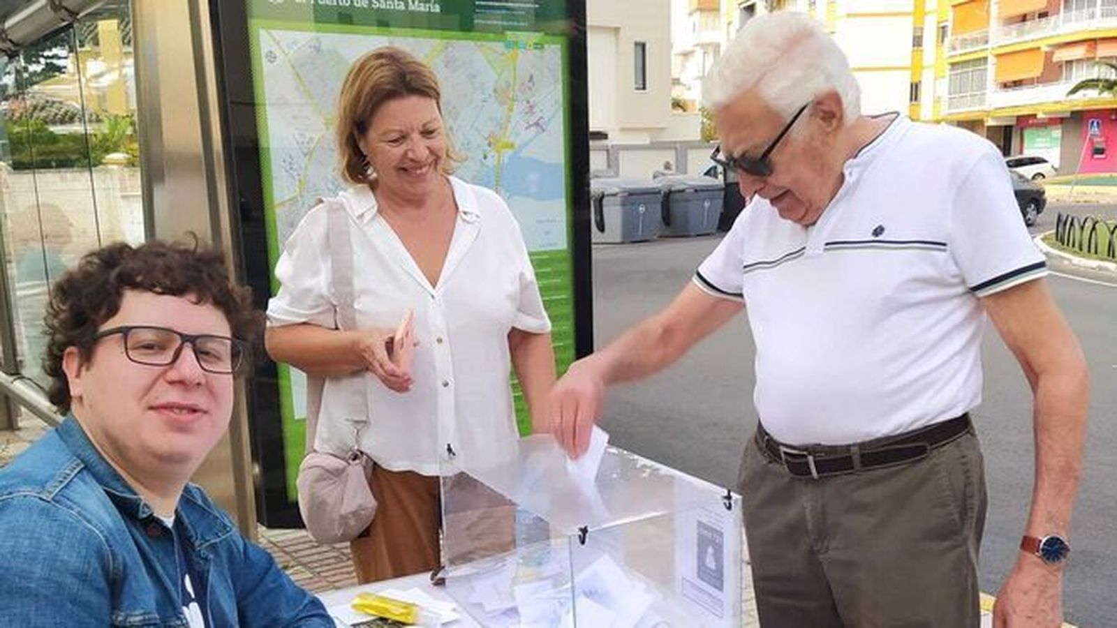 El ex alcalde Rafael Gómez Ojeda depositando su voto en la mesa de Plaza de la Noria.