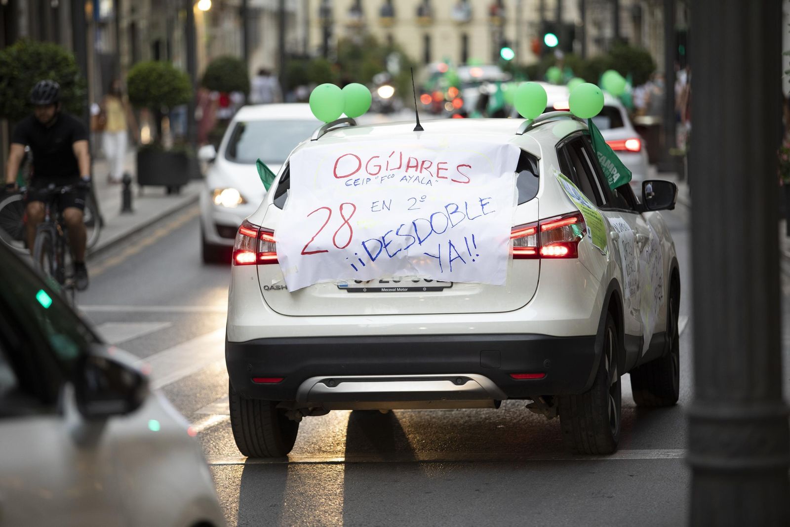 Fotos de la gran caravana en Granada por una vuelta segura al colegio
