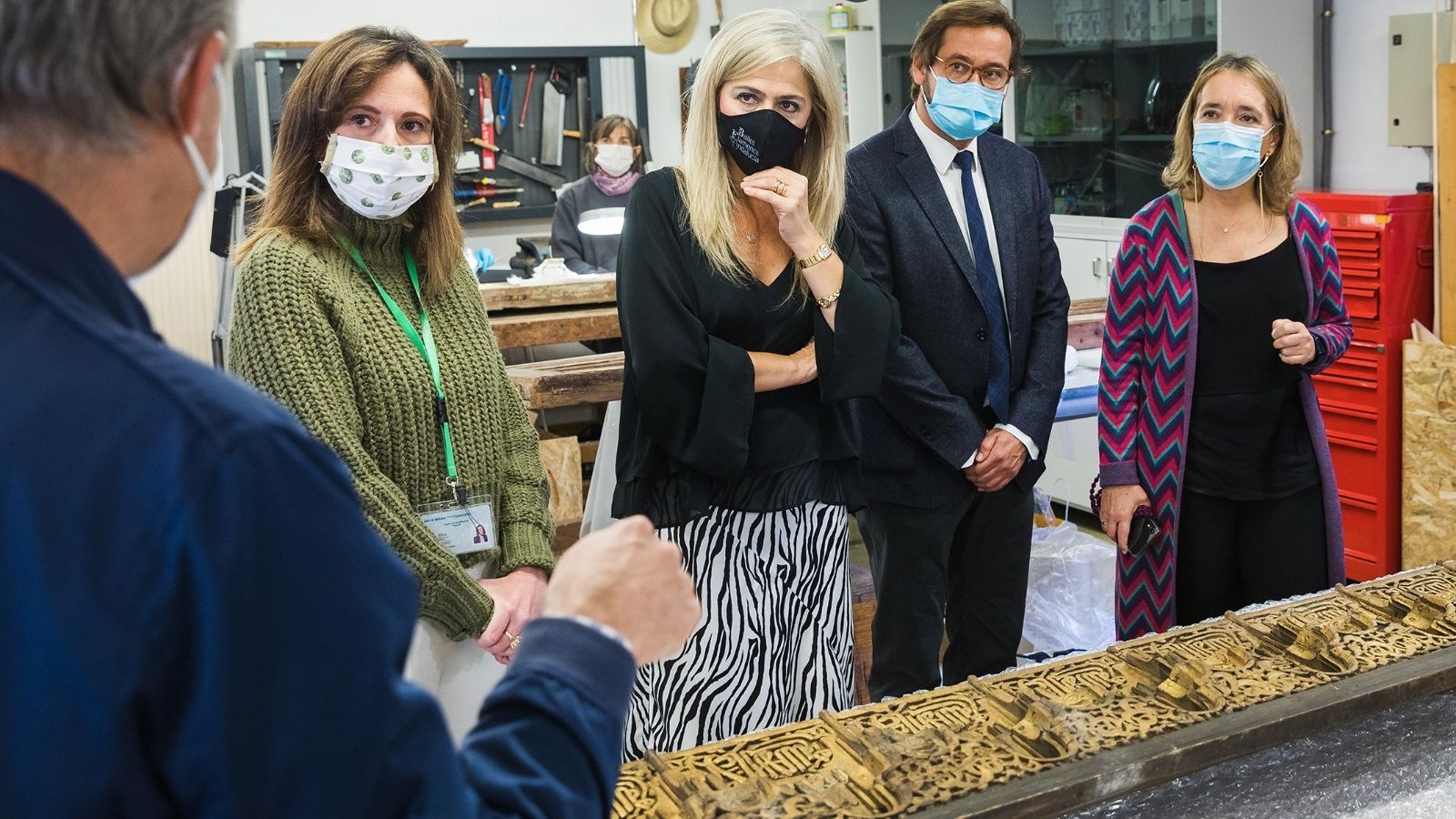 La consejera de Cultura, el delegado del ramo, la directora del Patronato de la Alhambra, entre otros, con la pieza.