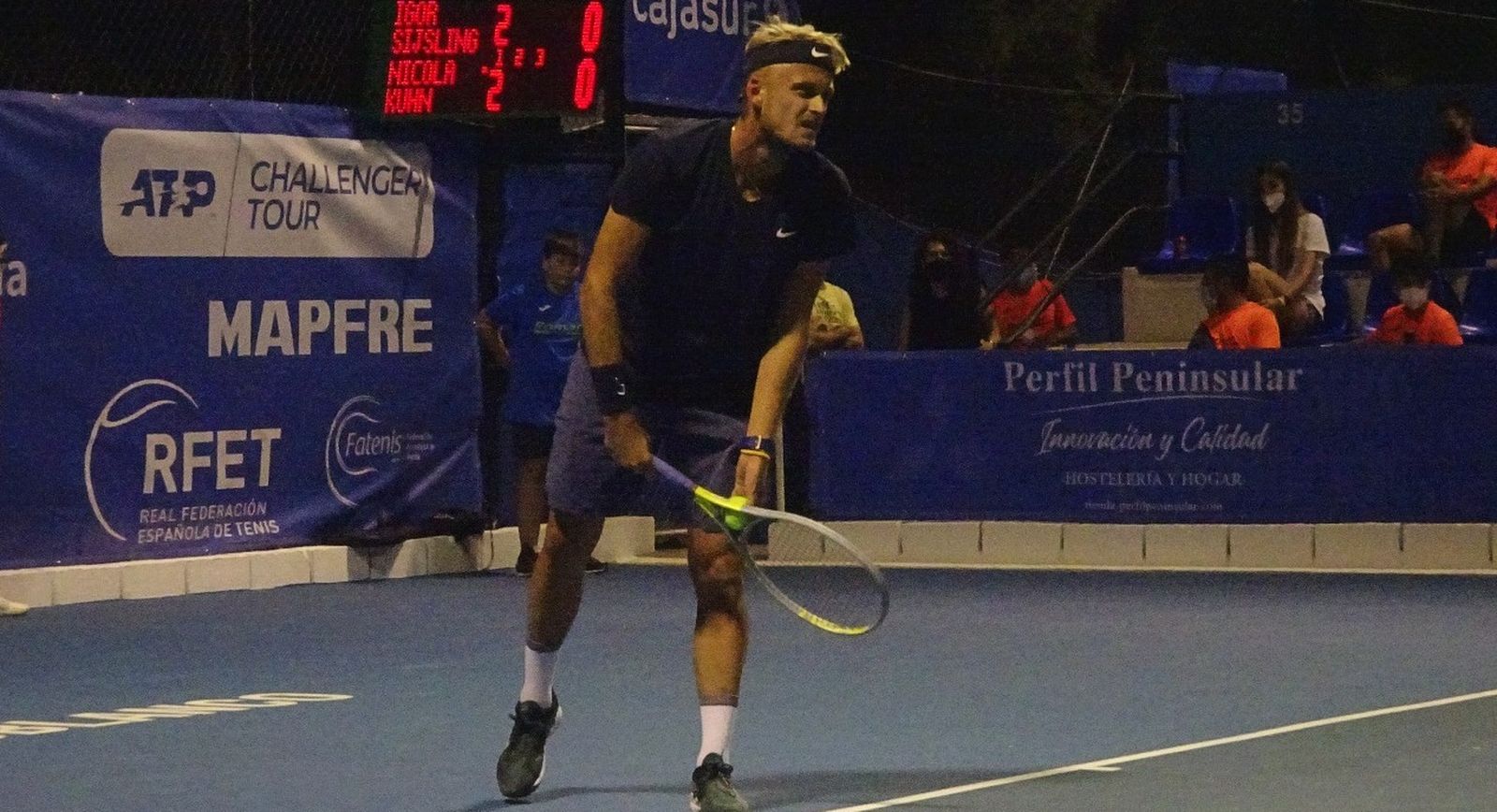 Kuhn se dispone a sacar durante su partido.