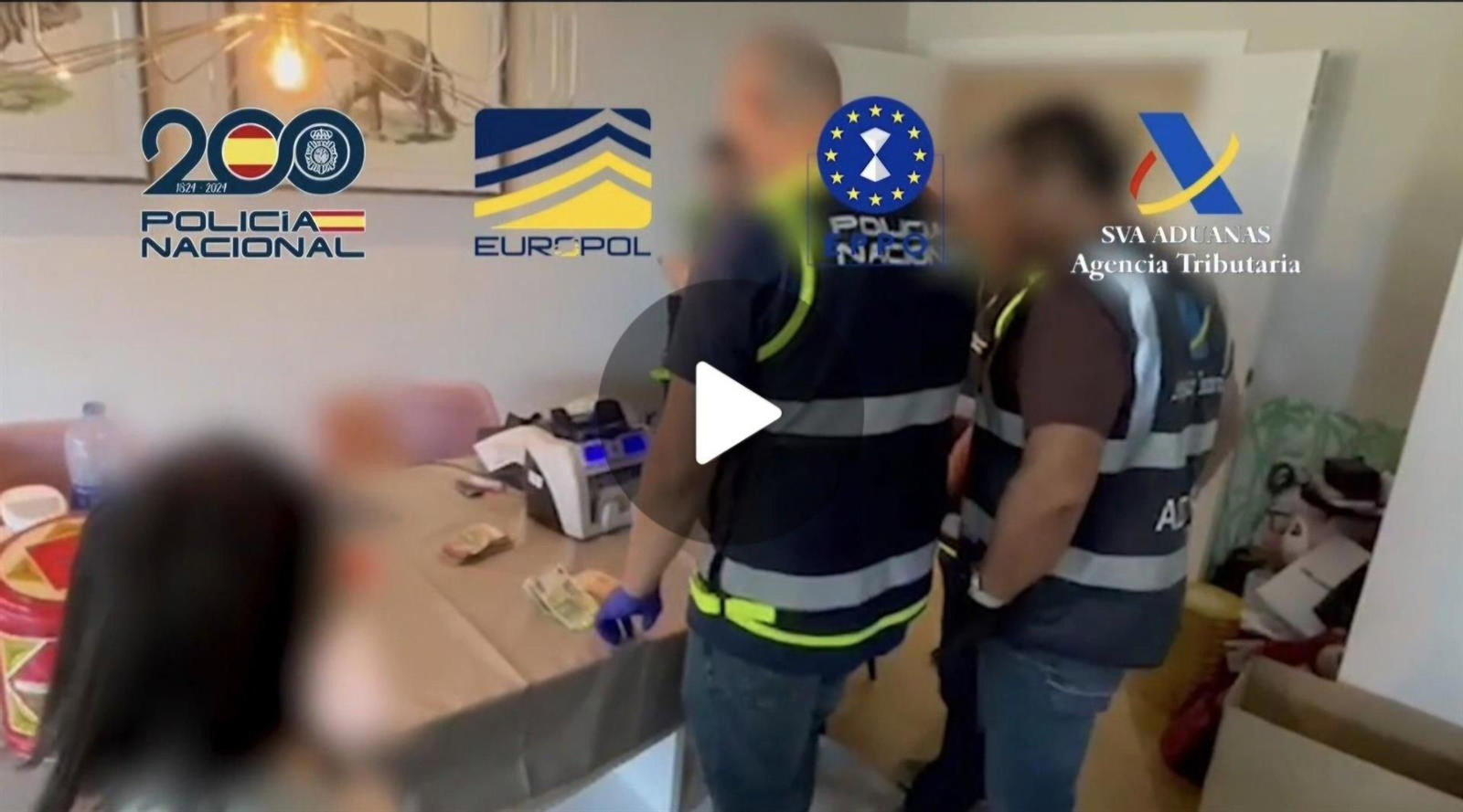 Agentes responsables de la investigación durante un registro.