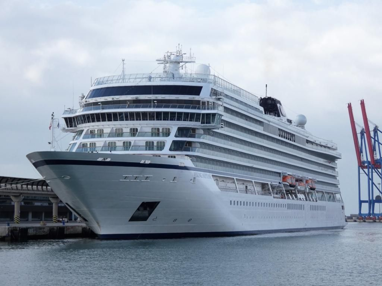 El buque de crucero 'Viking Neptune' atracado en el muelle.