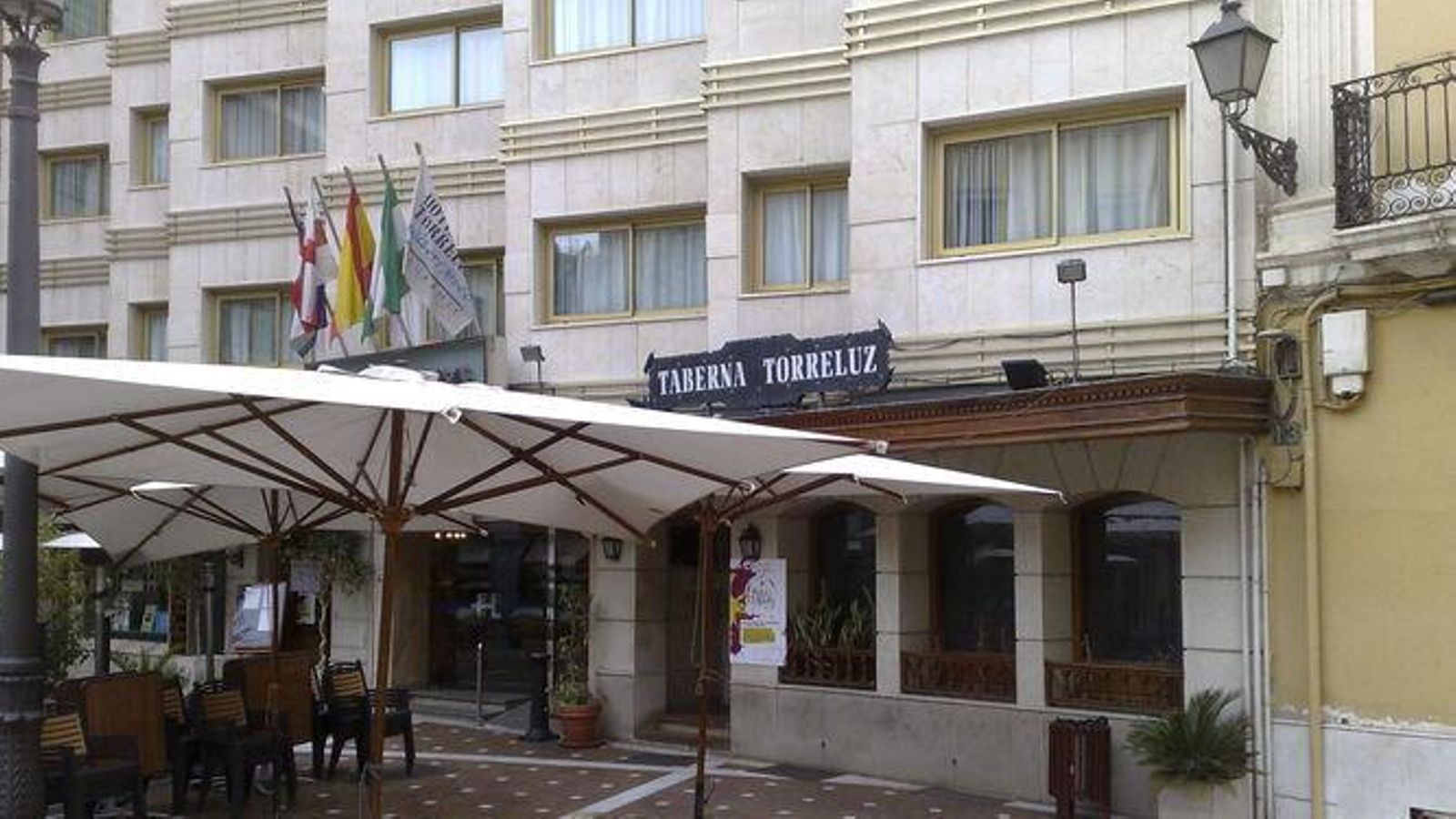 La Taberna y el Hotel Torreluz también reabren mañana.