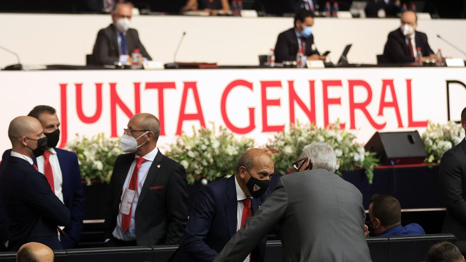 Del Nido habla con su abogado, José Manuel García Quiles, durante la Junta del Sevilla.