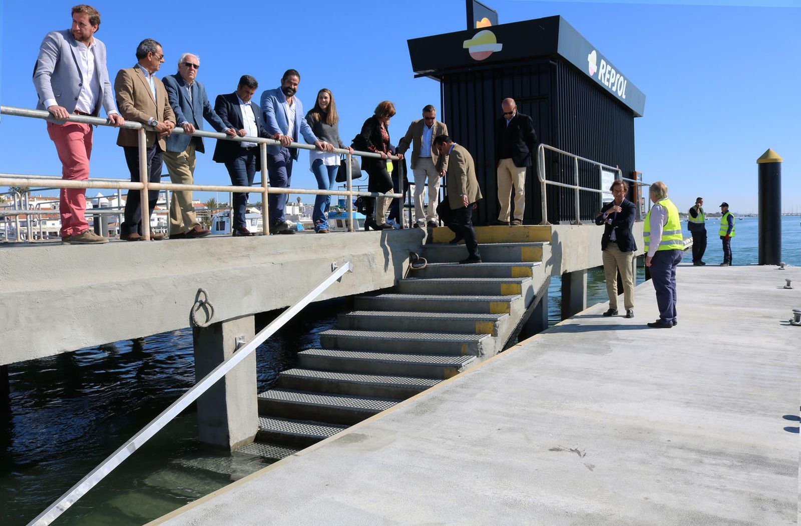 Las autoridades en el nuevo pantalán de El Rompido.