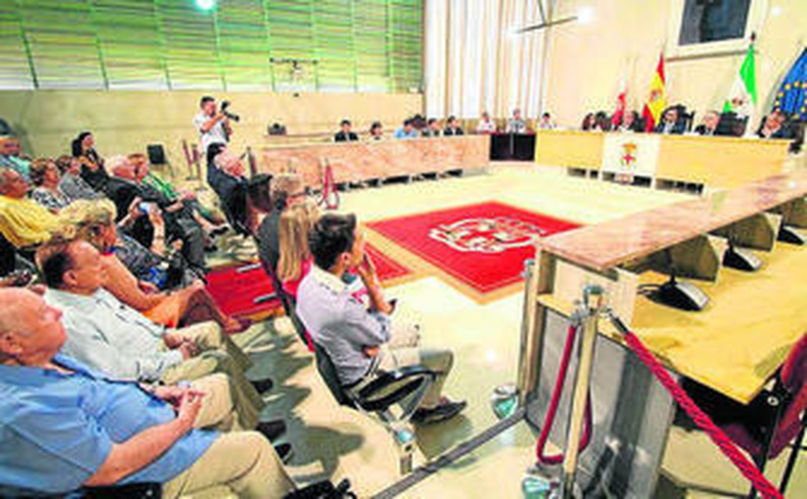 Miguel Navarro presentó el libro arropado por las autoridades provinciales.