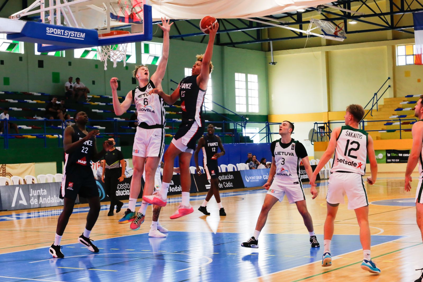 Las fotos de la primera jornada del torneo Internacional U20 de baloncesto de La Línea