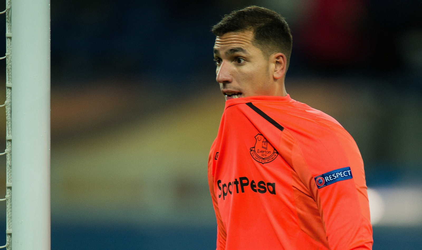 Joel Robles, en un partido con el Everton.