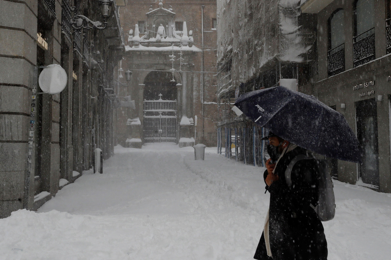 El segundo día del temporal 'Filomena' en imágenes: más nieve y caos