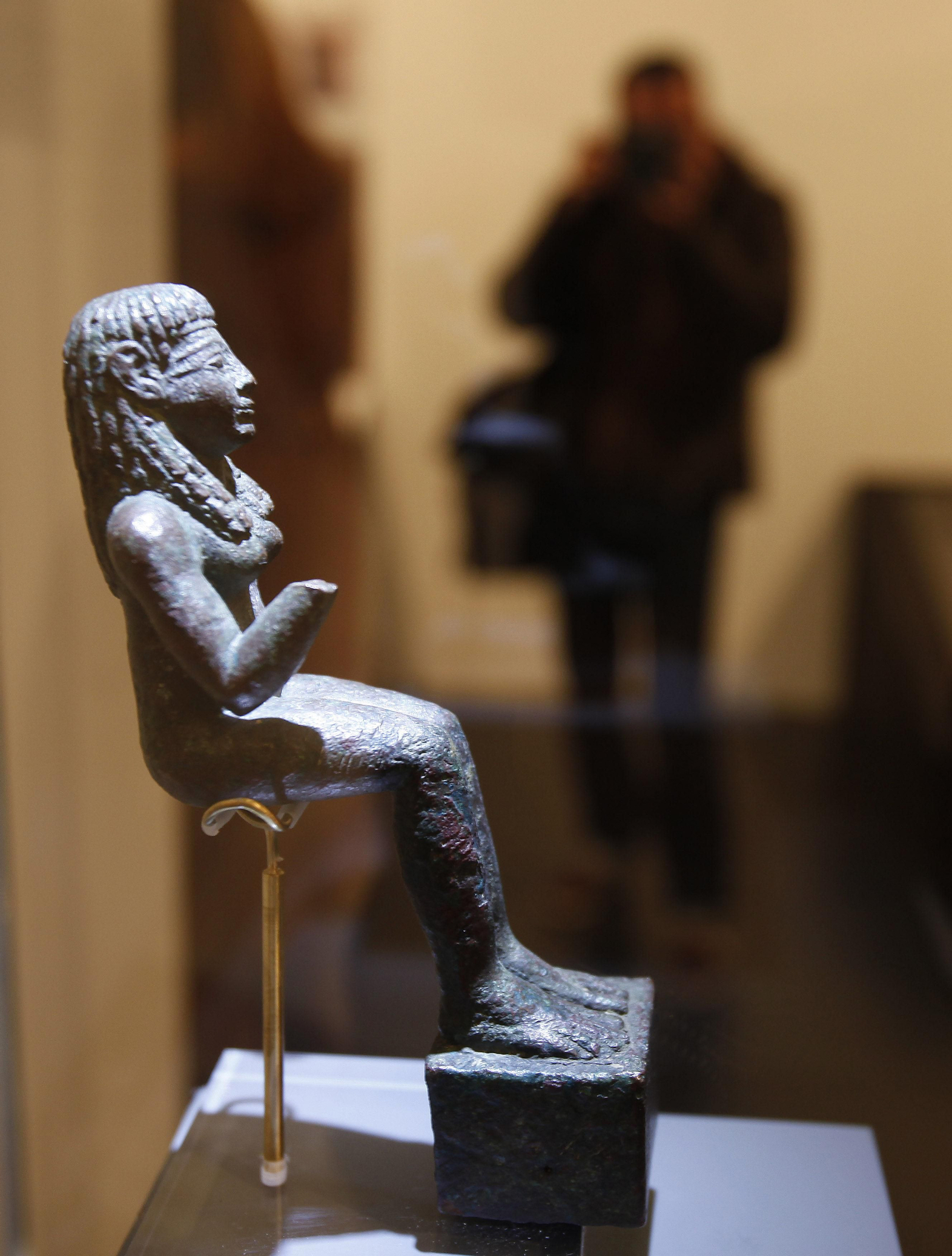 Estatua sedente de Astarté que fue hallada en El Carambolo. Estatua sedente de Astarté que fue hallada en El Carambolo.