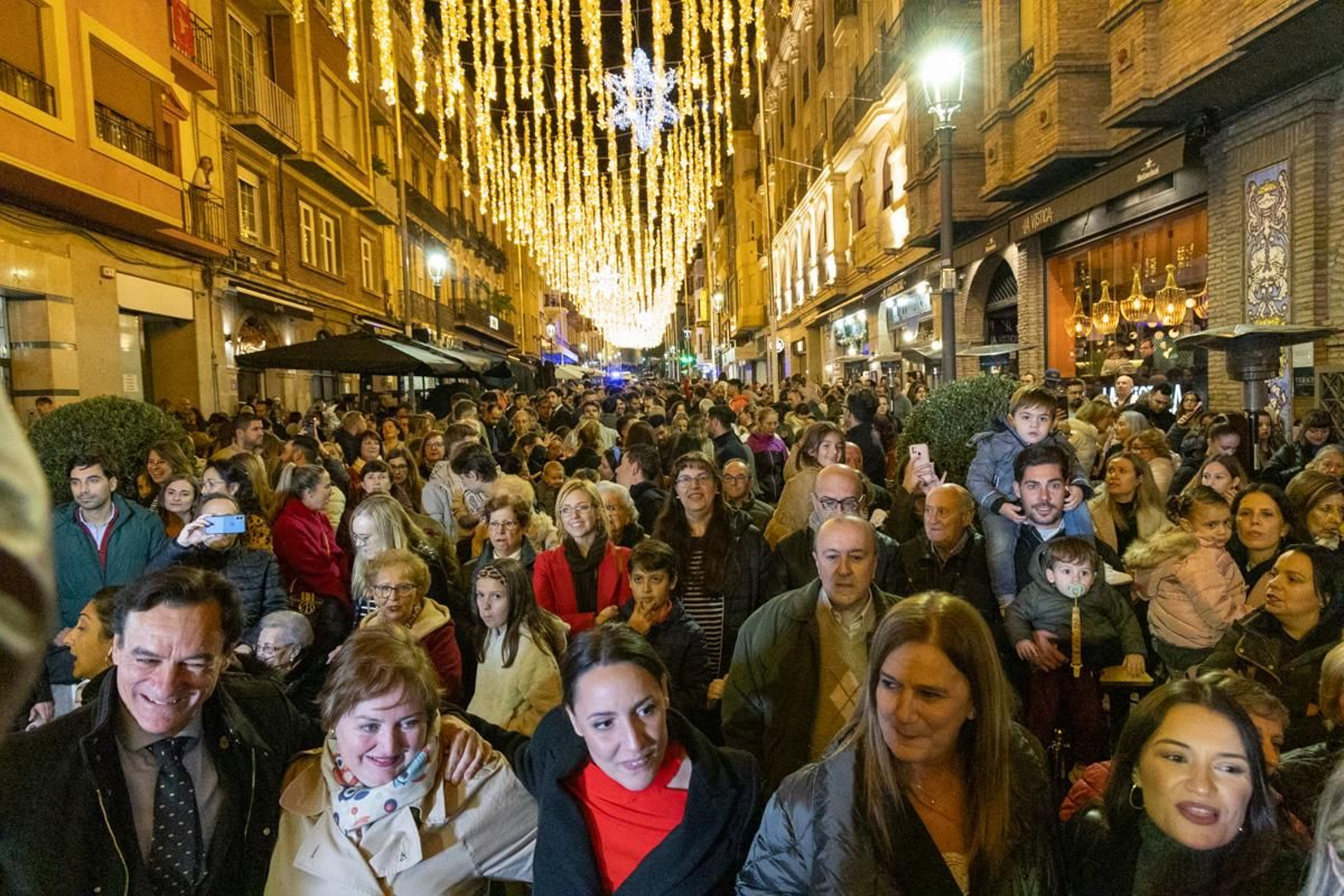 Jaén enciende su Navidad con sus habitantes echados a la calle