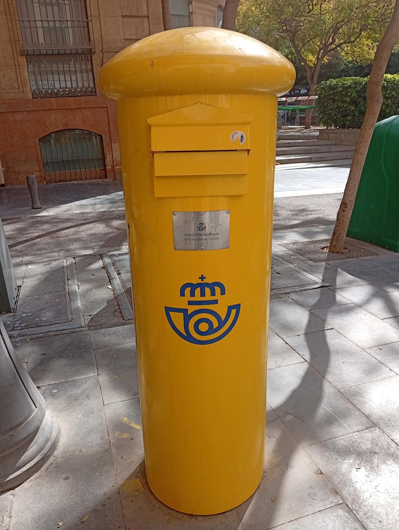 Buzón actual ubicado en la Plaza de Juan Cassinello junto al solar donde se ubicó la Jefatura Provincial de Correos