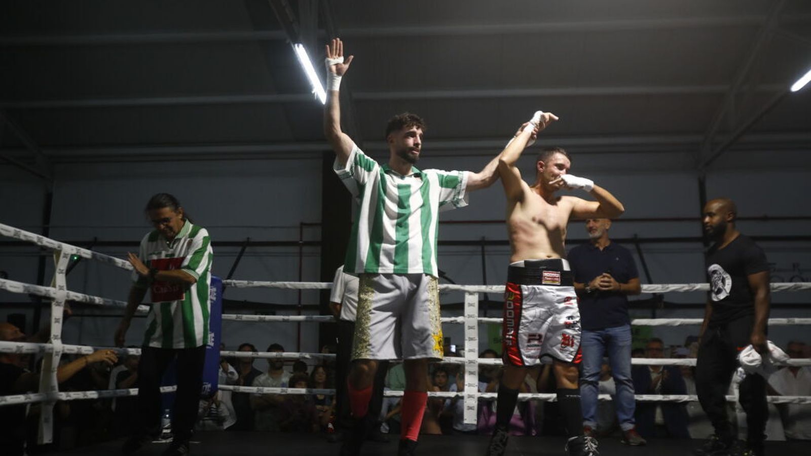 Medias rosas de matador y pantalón con bordados de hilo de oro, lentejuelas y azabache en la gran noche de El Cazador Jr.
