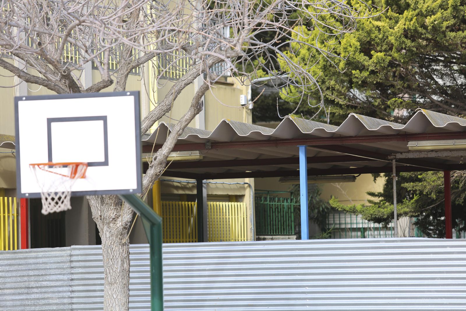 Una estructura de fibrocemento del CEIP Los Ángeles de Málaga