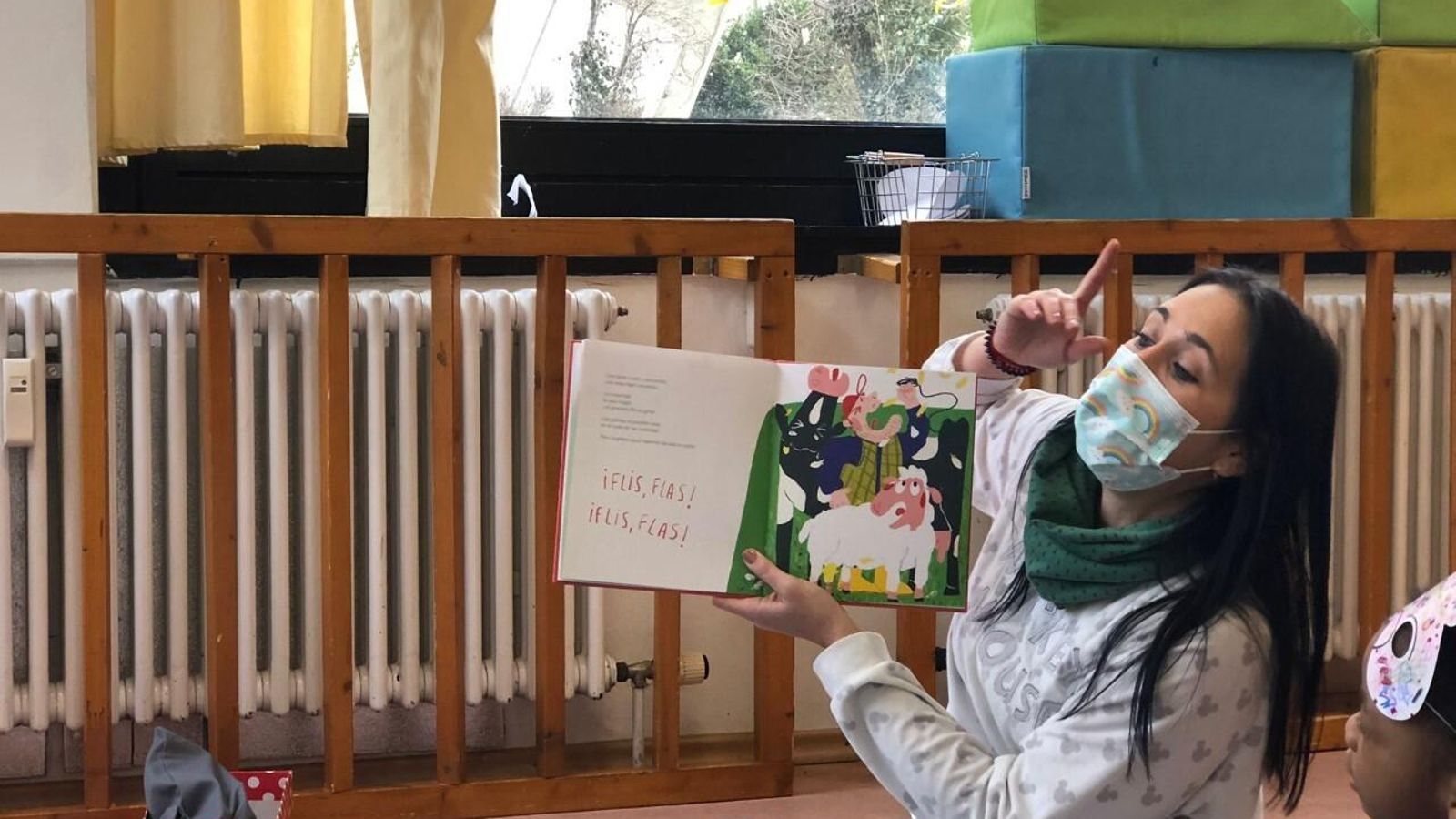 Las docentes llevaron al centro de educación infantil alemán cuentos en español para contarles a los pequeños