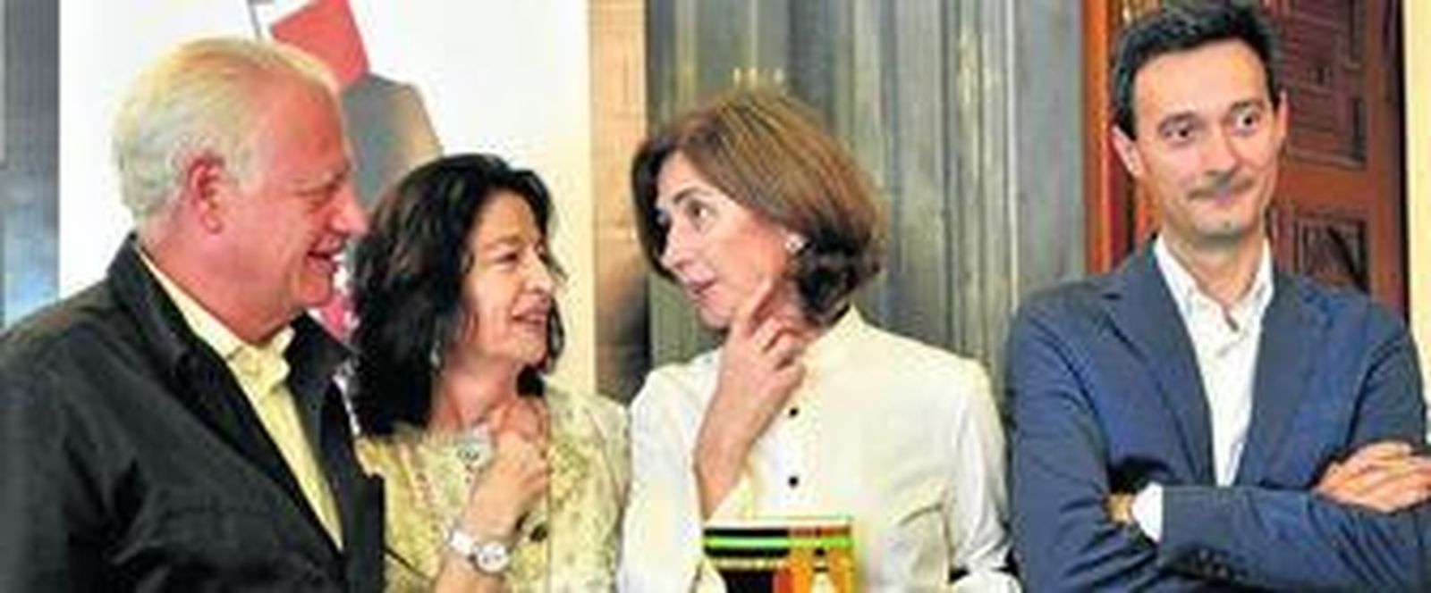 Juan Echanove y Mercedes de Pablos posan junto a Pilar del Río y Alfredo Valenzuela.