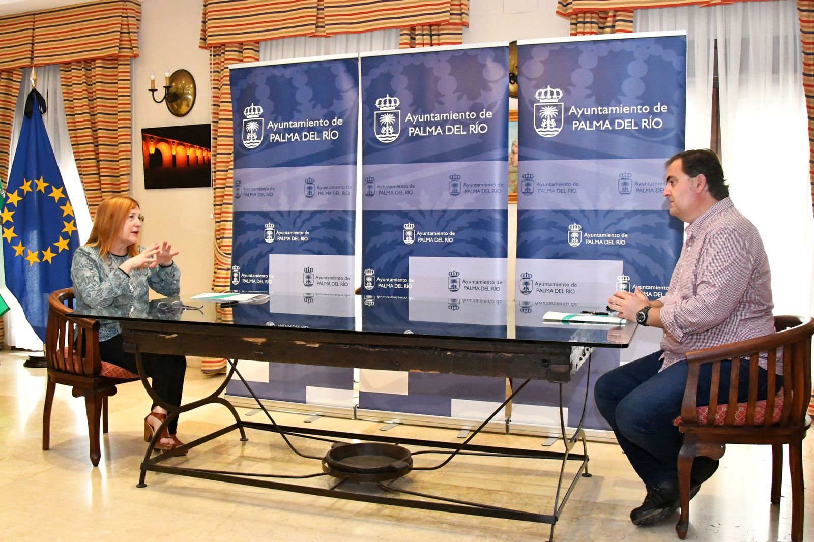 Esperanza Caro de la Barrera y Cipriano Martínez, tras la firma del acuerdo.