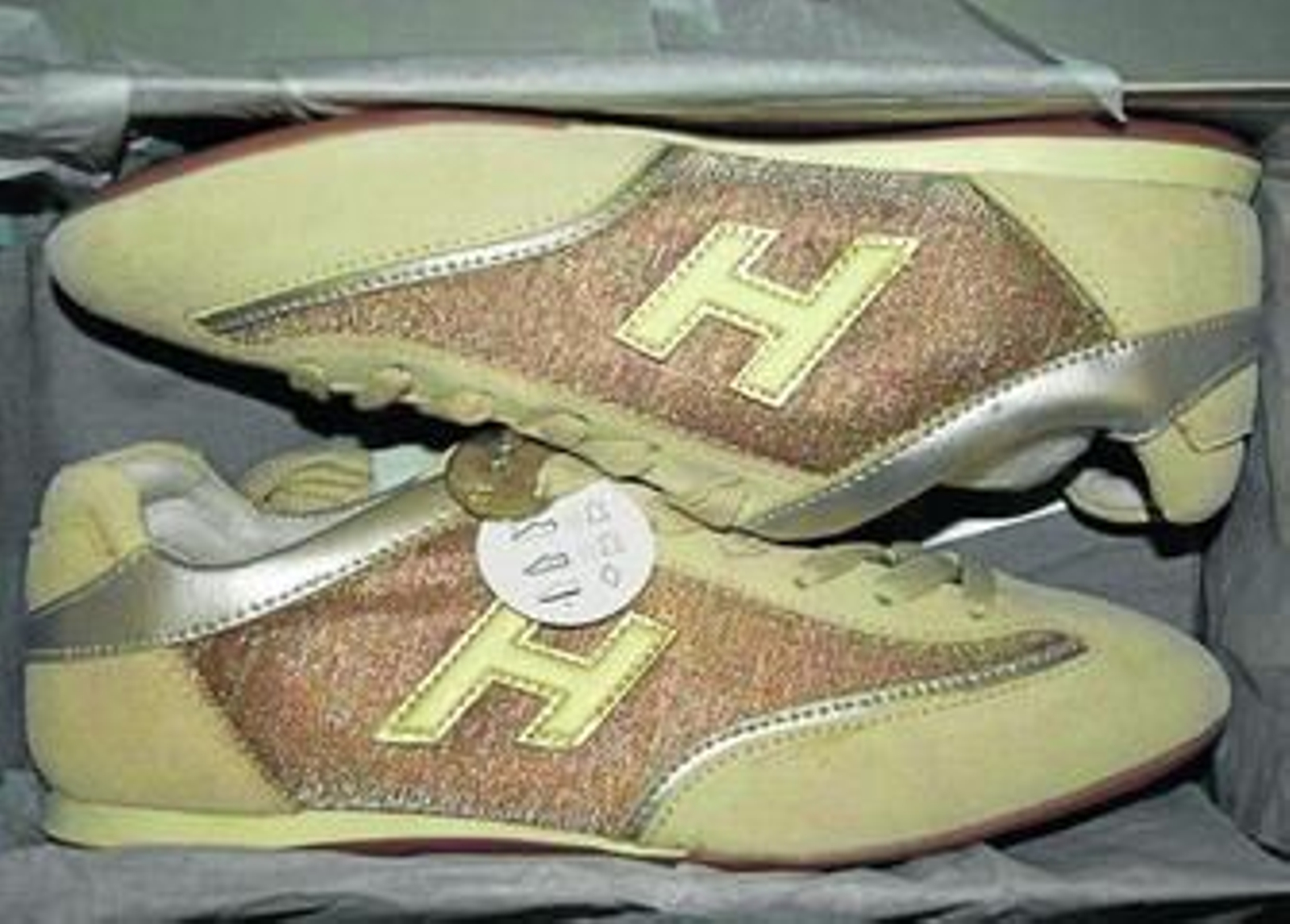 Uno de los pares de zapatillas falsificadas de la marcha Hogan intervenida en un contenedor en el puerto.