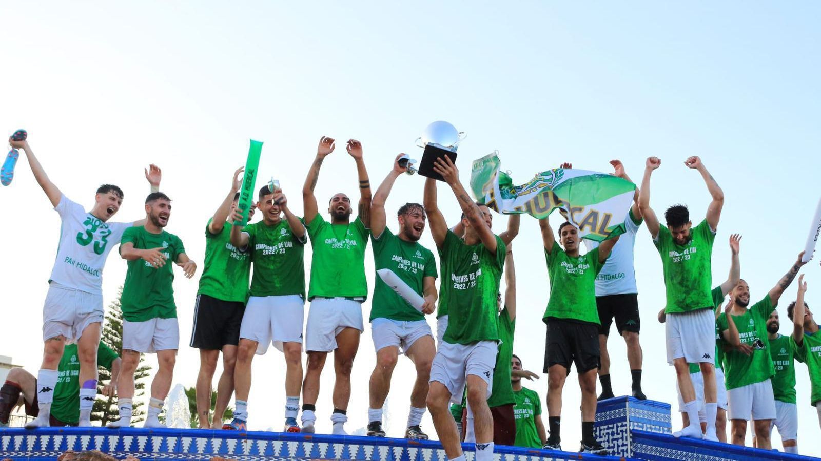 Los jugadores huercalenses celebran el campeonato en la Plaza de Las Mascaranas