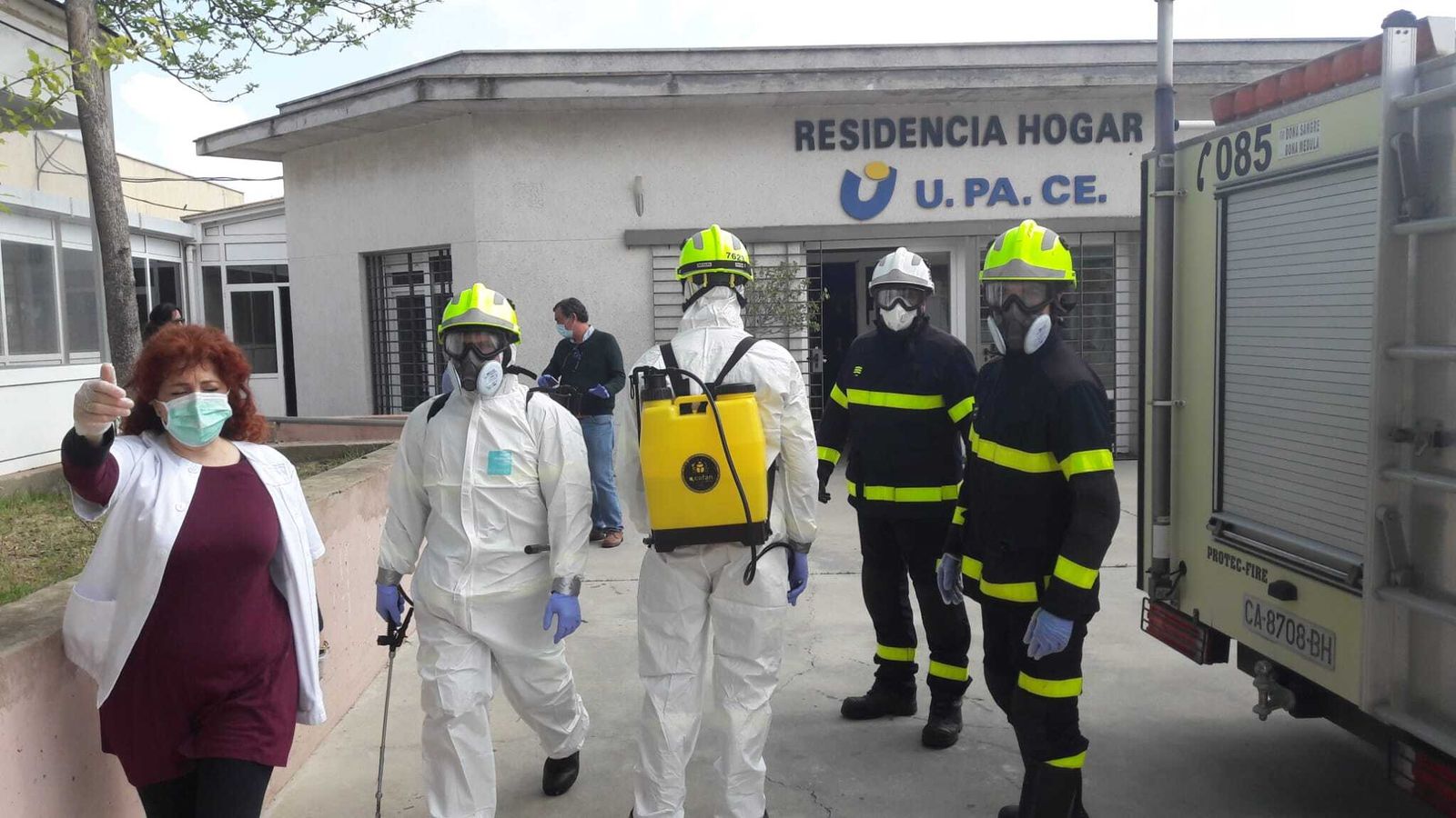 Los bomberos, en la entrada de la residencia hogar de Upacesur