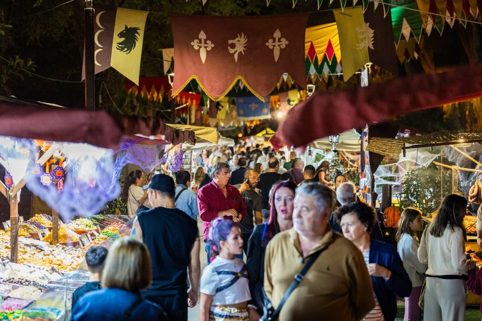 Aspecto que presentaba el Mercadillo Noche de Brujas tras su inauguración.