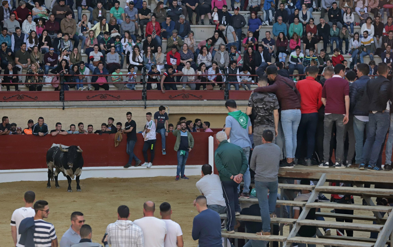 Diestro, en el coso de La Montera, rodeado de mozos