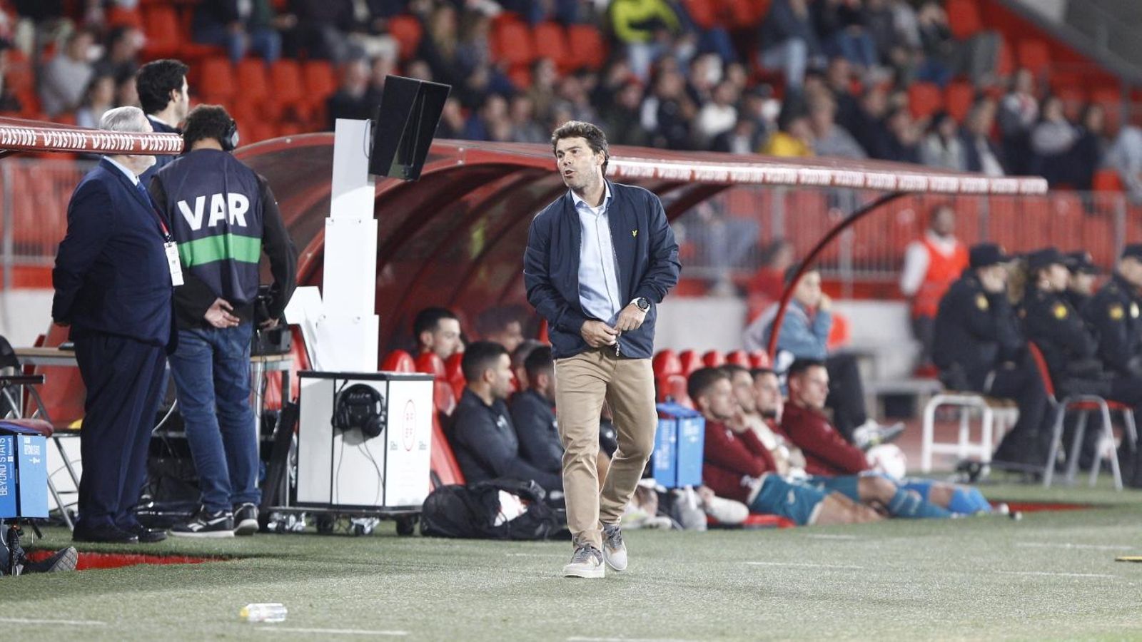 Rubi habla con su cuerpo técnico en el encuentro contra los cordobeses.