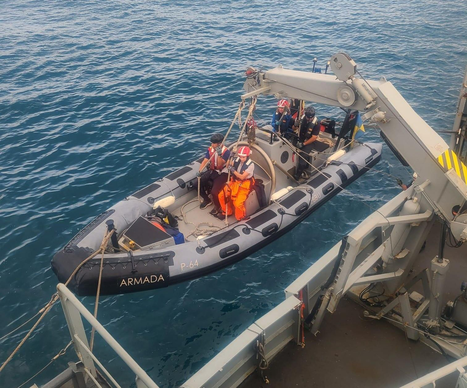 Desde los buques de la Armada se proyectan en neumáticas para las inspecciones