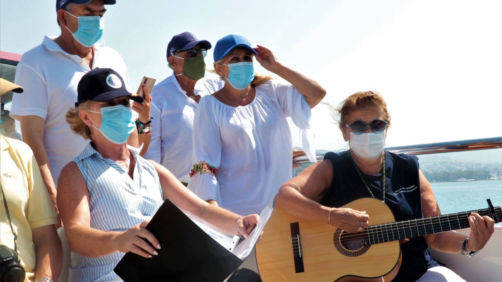 Fieles cantan la Salve Marinera a la virgen del Carmen.